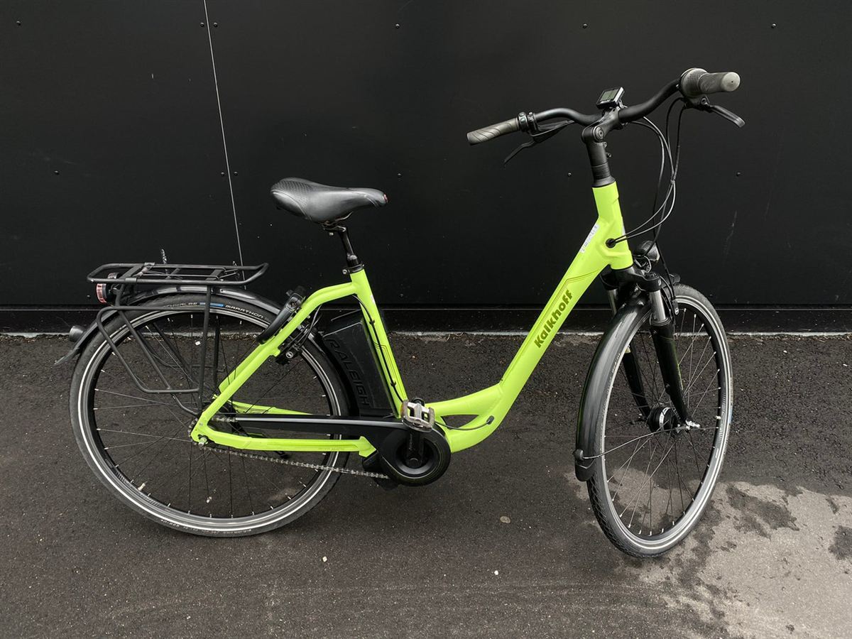 Brukt Kalkhoff-elsykkel med krankmotor og bagasjebrett